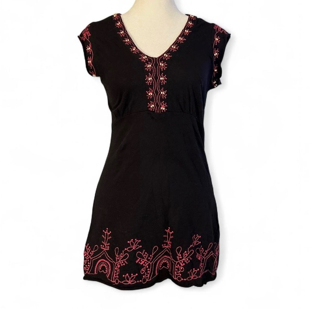 BCBG Max Azria‎ Embroidered Babydoll Boho Top M Black Pink Beaded Empire y2k